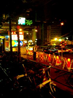 東京の夜は工事中